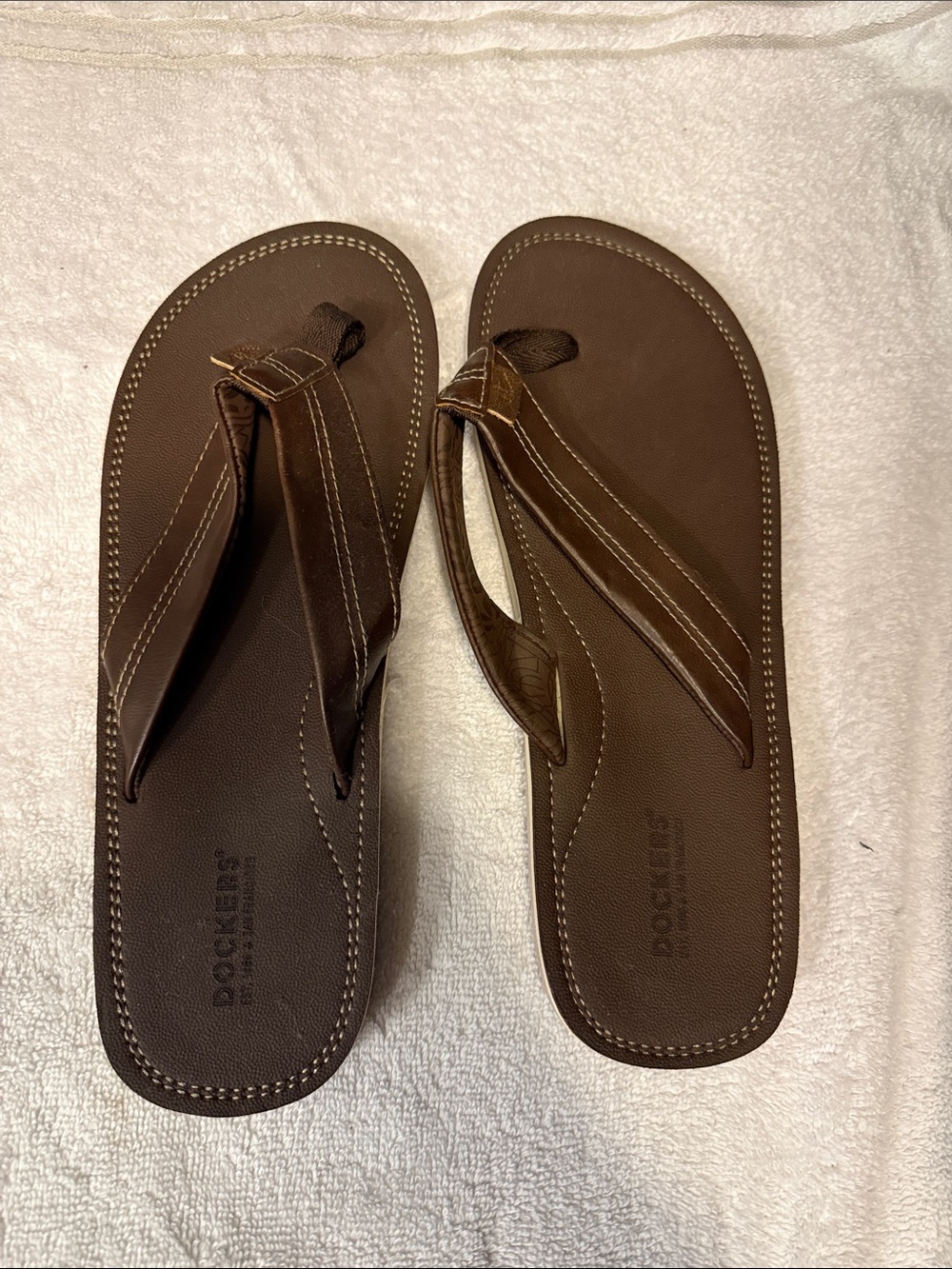 Dockers Brown Men's Leather-Style Flip-Flops with Contrast Stitching